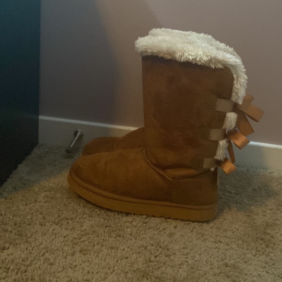 brown uggs with ribbons - Picture 3 of 3